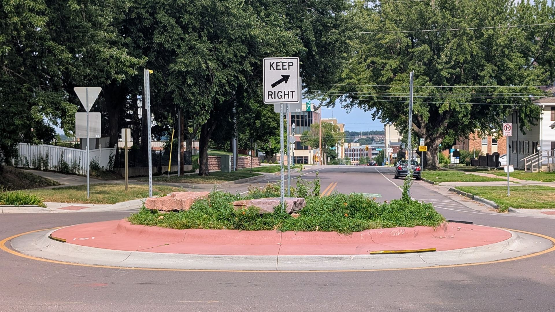 A traffic circle at the corner of 9th Street and Duluth Ave.