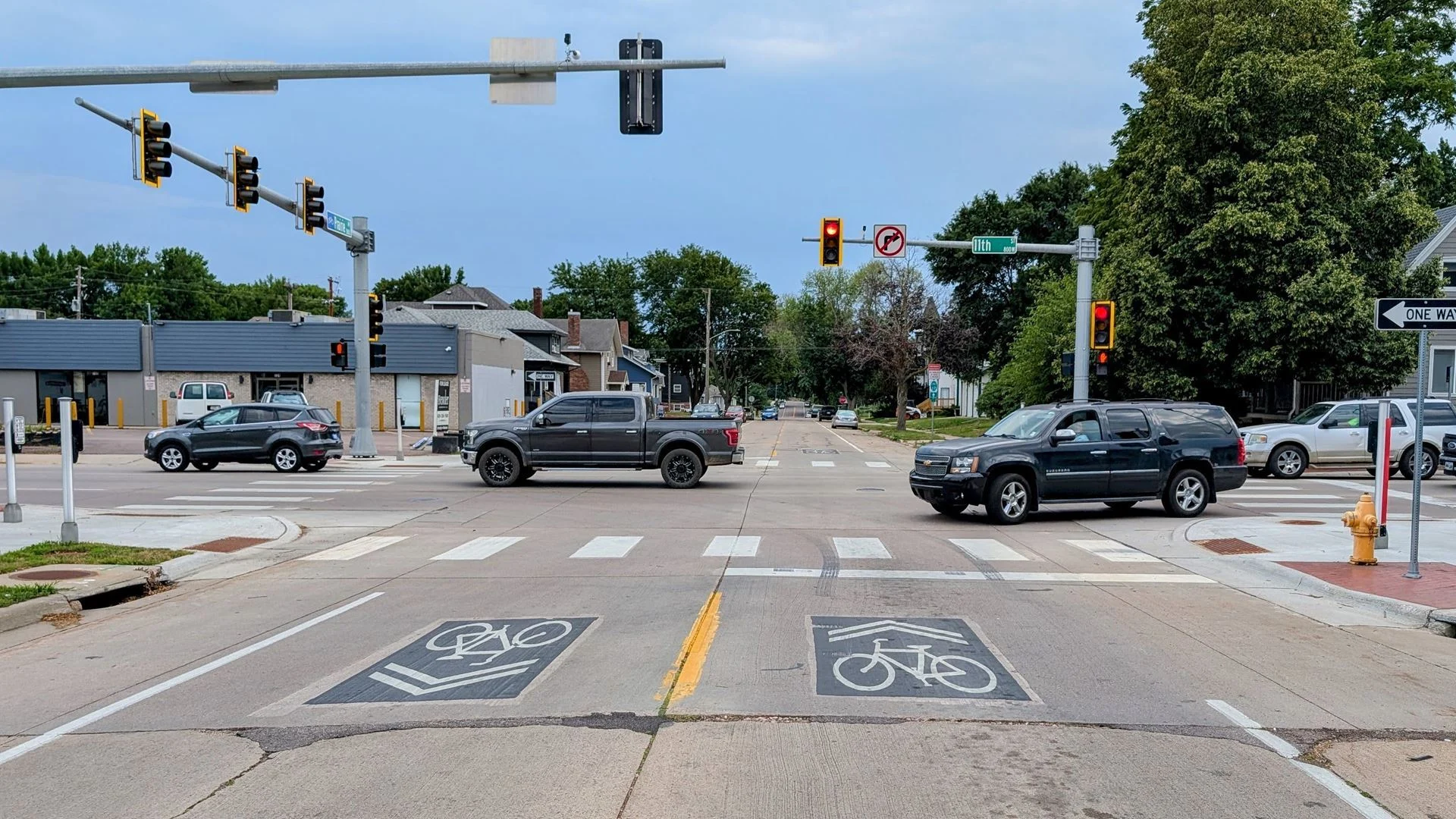 Bicycle-sensing traffic lights help in crossing 10th and 11th Street